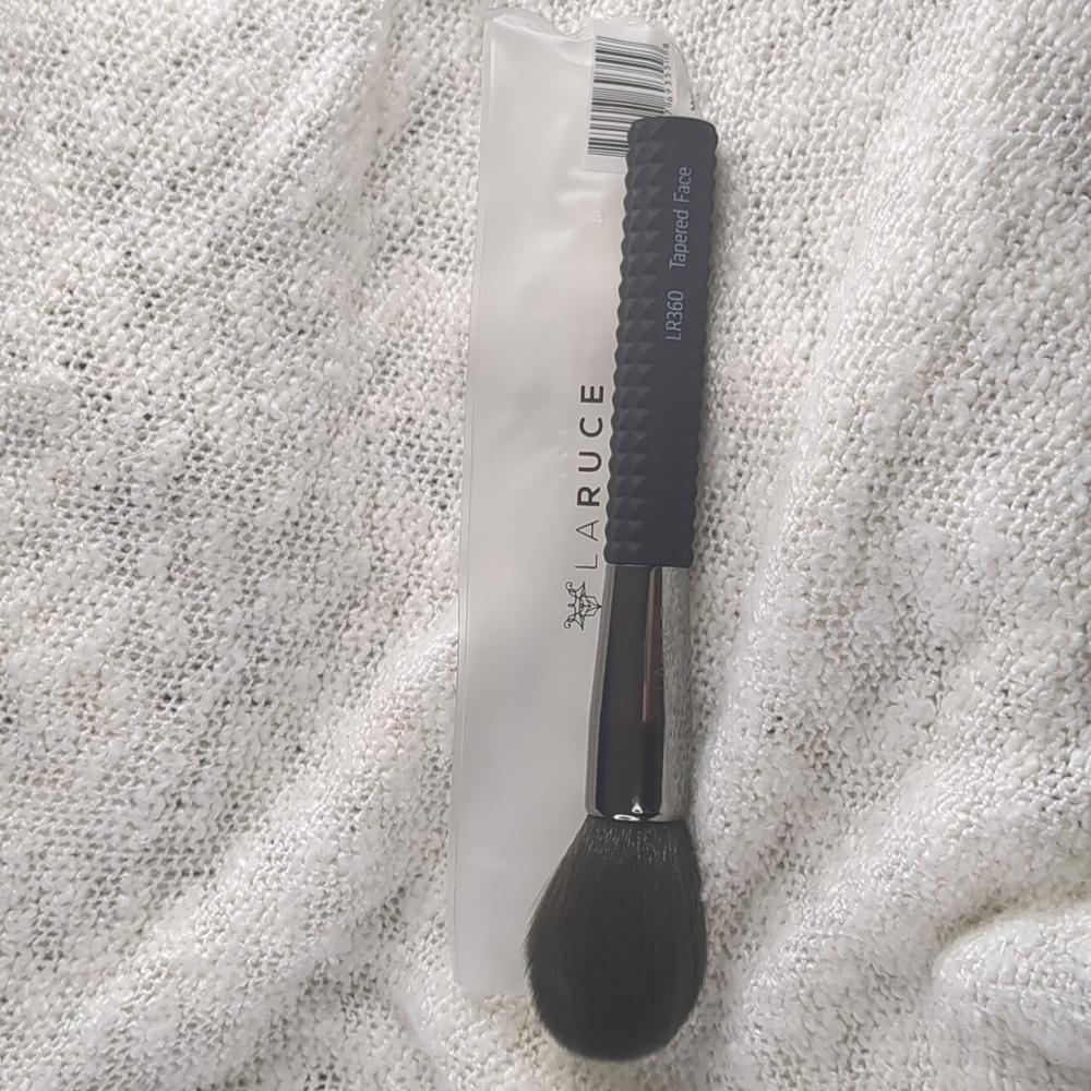LARUCE Beauty TAPERED FACE Brush LR360, One Brush w/Sleeve Shield